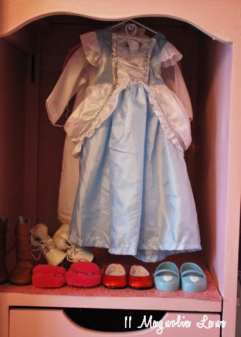 doll-closet-section