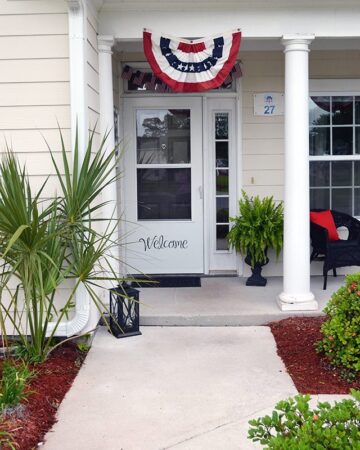 Red, white, and blue front porch decor | 11 Magnolia Lane