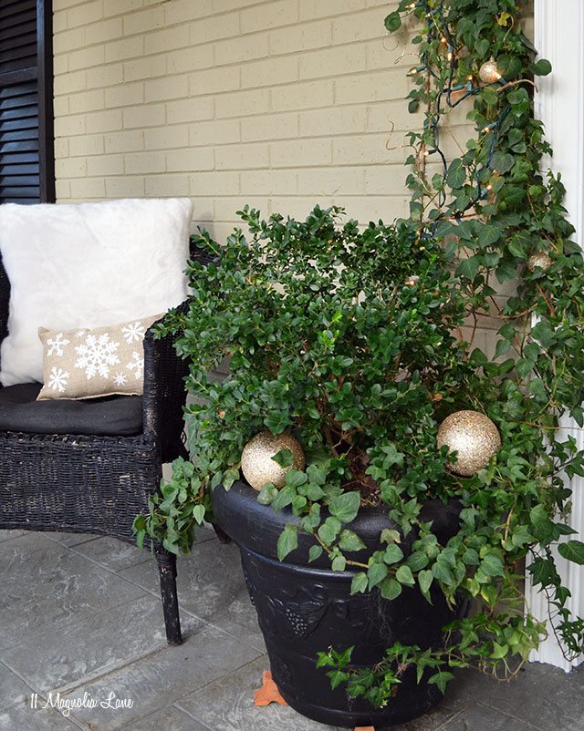 Front porch Christmas decor | 11 Magnolia Lane