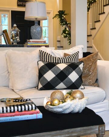 Holiday home tour--living room in black and white | 11 Magnolia Lane