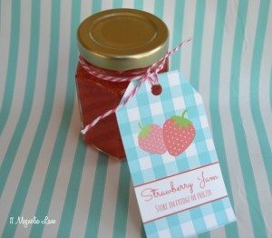 Homemade strawberry freezer jam and free printable tags | 11 Magnolia Lane