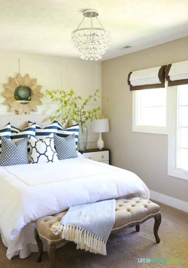 Blue-Green-and-White-Summery-Guest-Bedroom-via-Life-on-Virginia-Street-719x1024